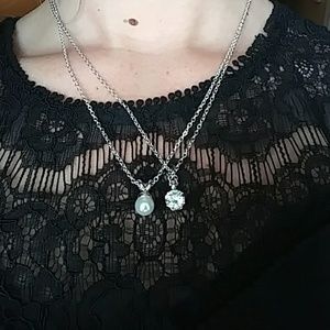 A set of 2 necklaces